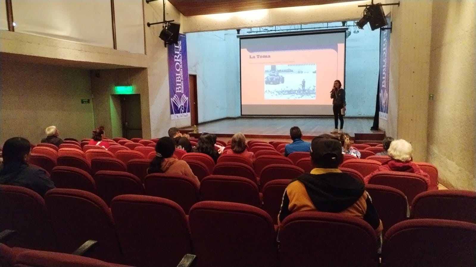 Auditorio con proyección de película