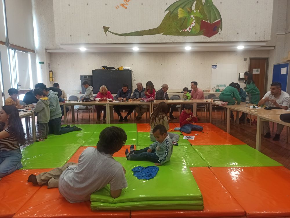 Familias participando en el club de lectura infantil en la biblioteca