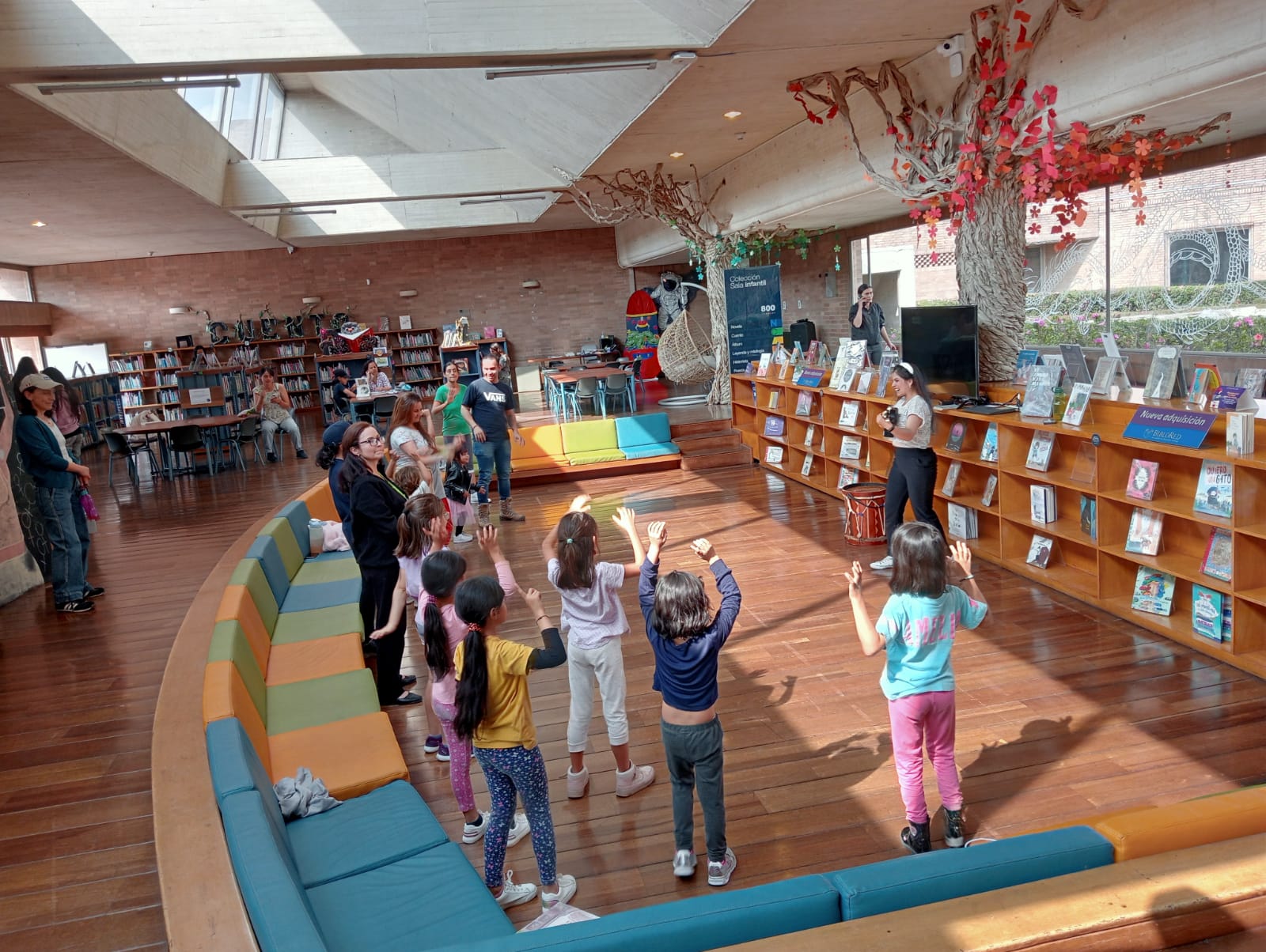 Infancia participando en experiencias lúdicas en la biblioteca