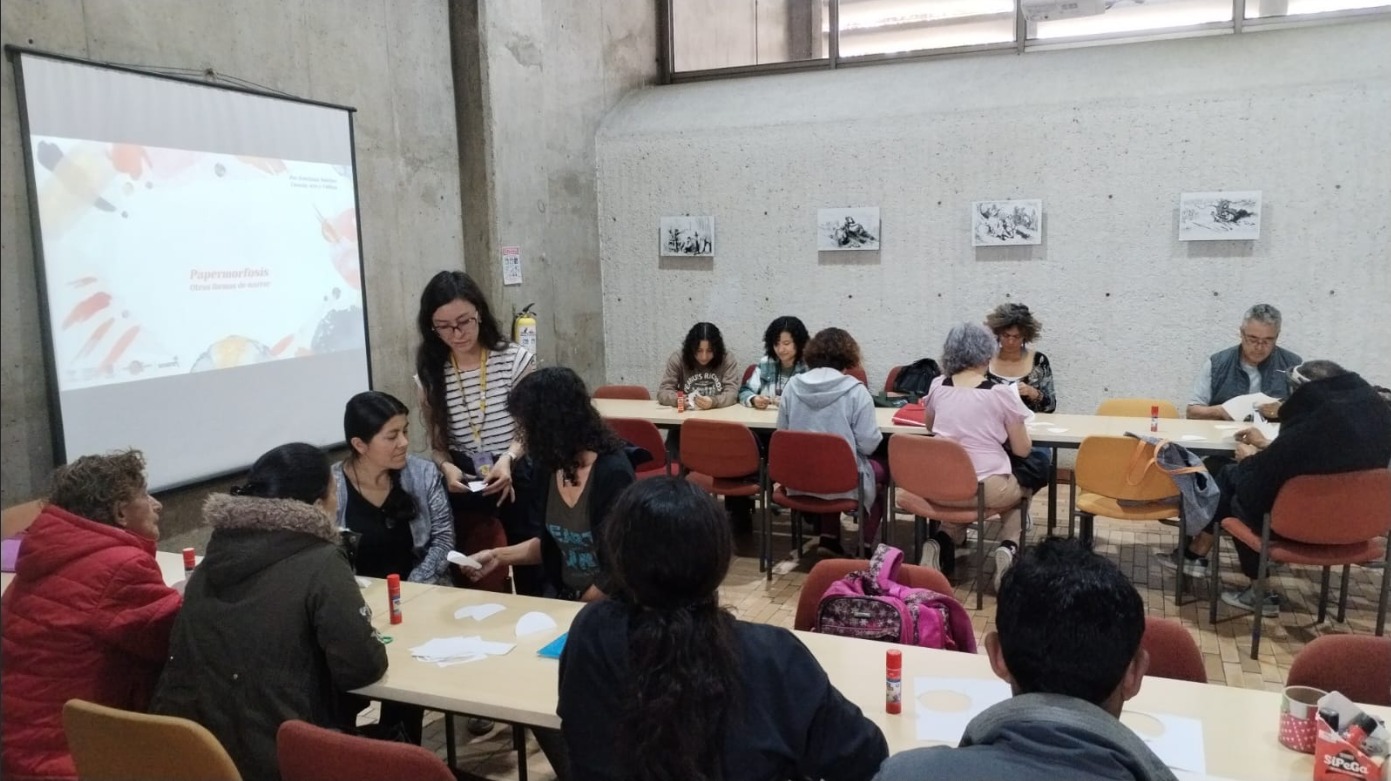 grupo de gente de todas las edades en medio de un taller 