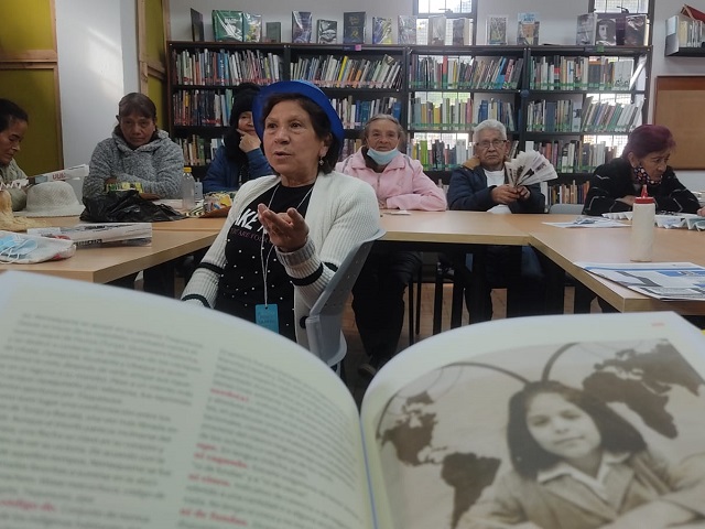 mujer conversando acerca de un libro