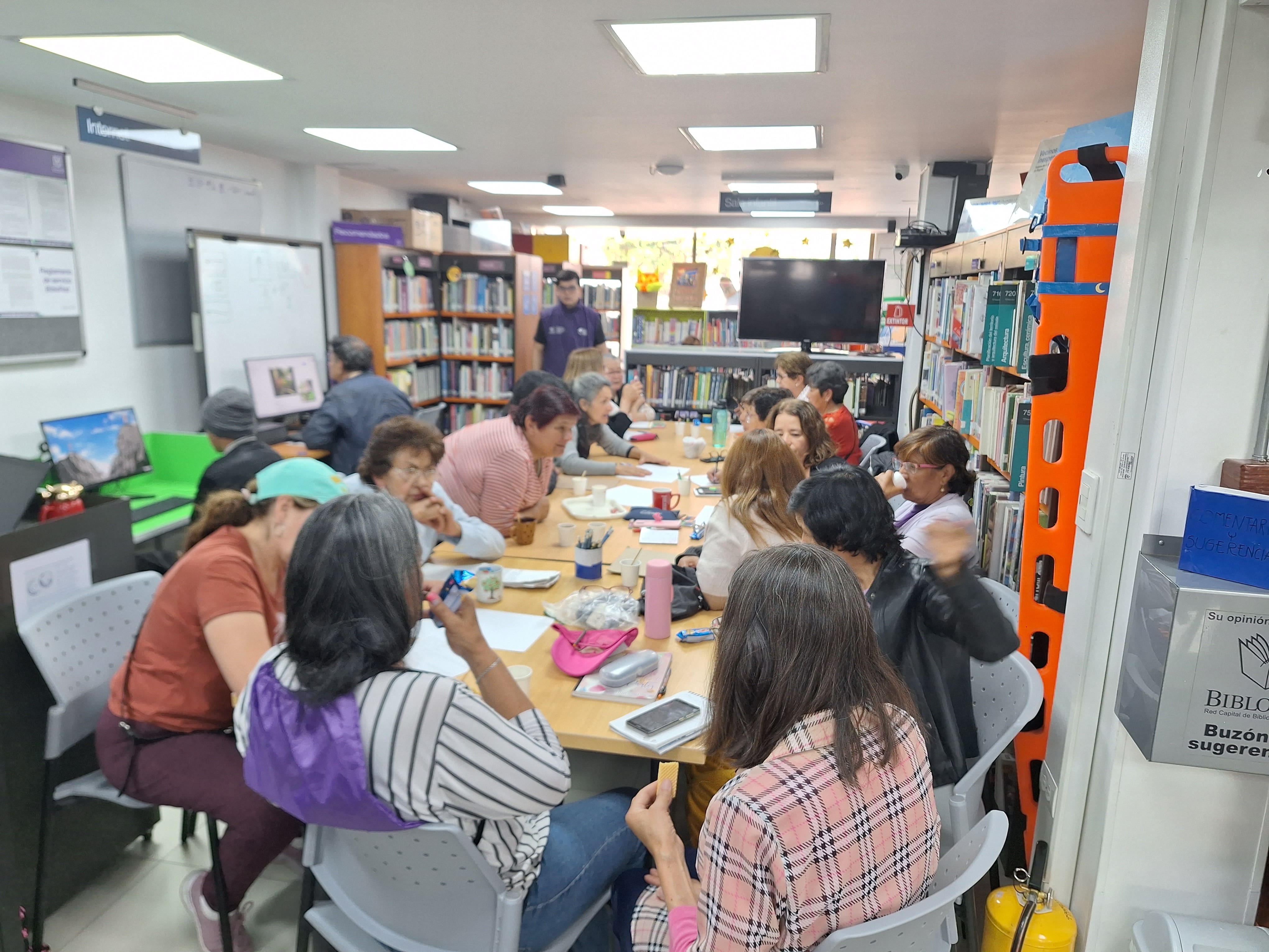 niños y niñas participando de actividades en la biblioteca