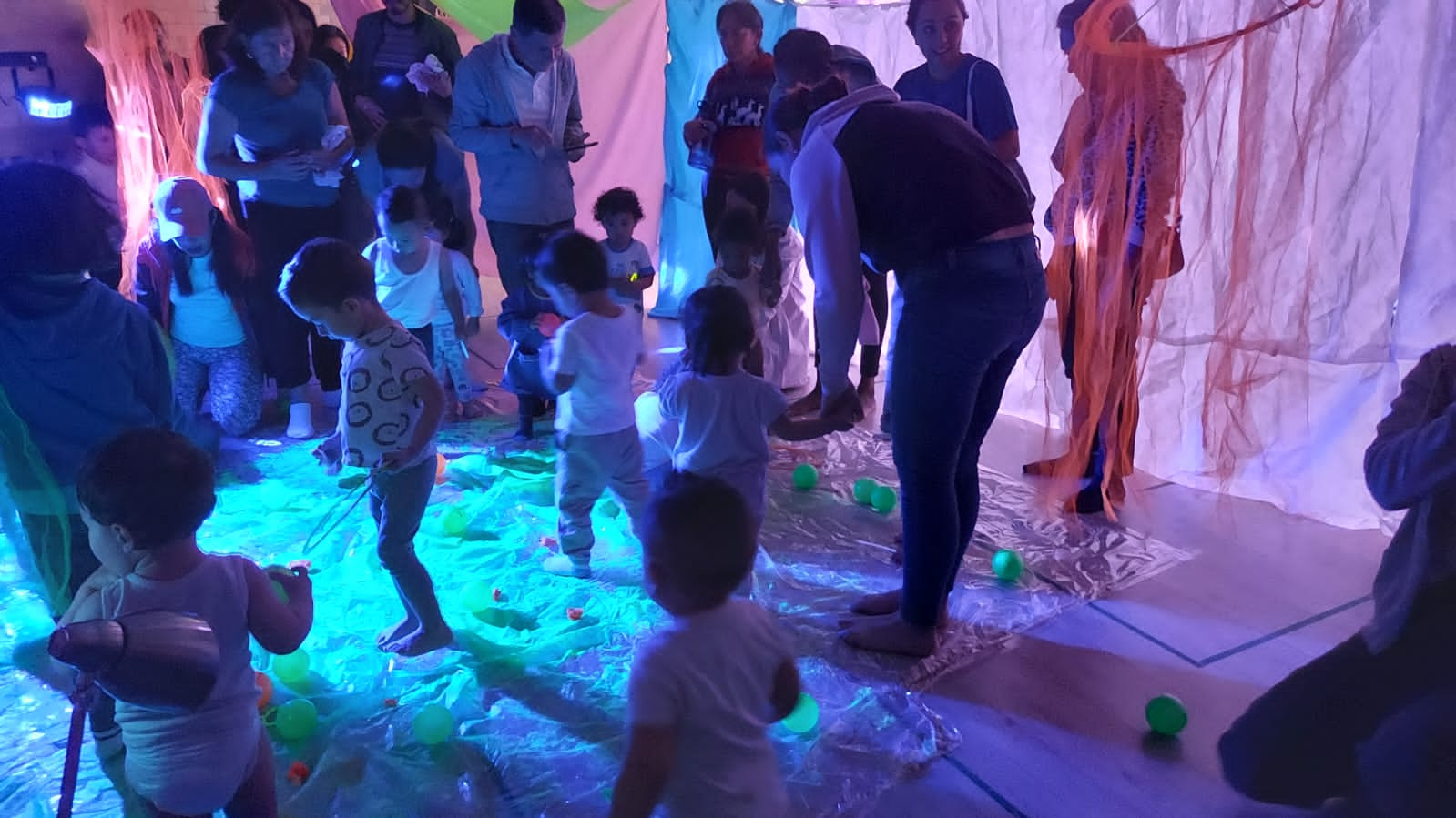 Primera infancia participando de actividad en la biblioteca