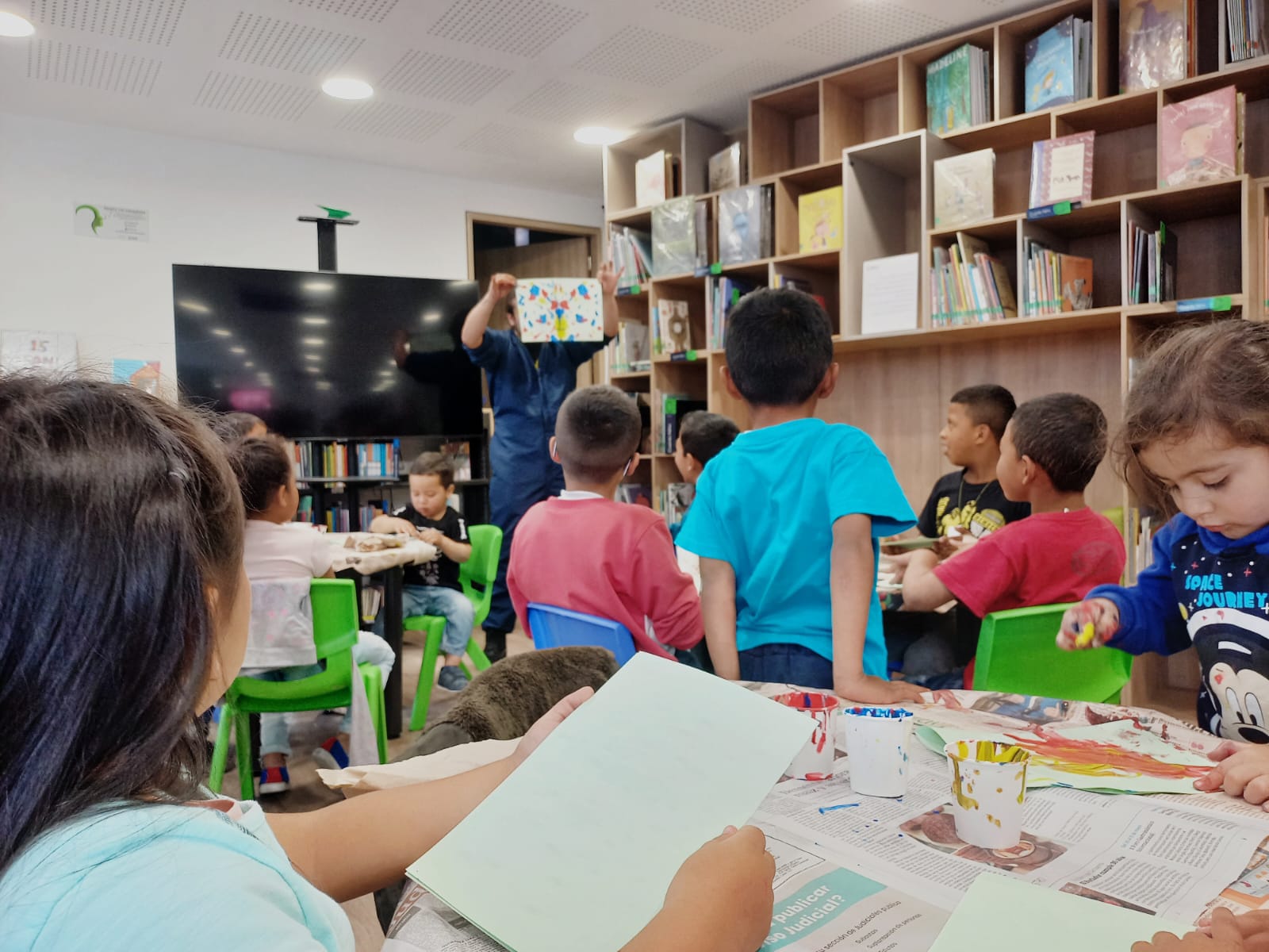 Niños y niñas participando de actividad en la biblioteca. 