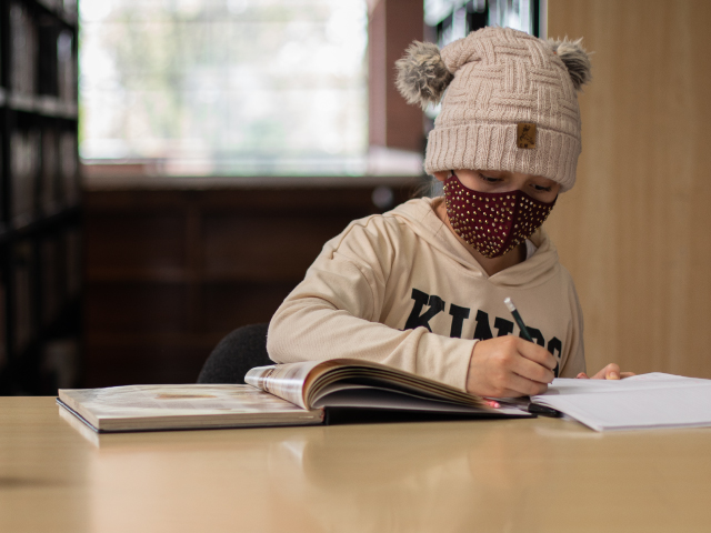 Niño en la biblioteca