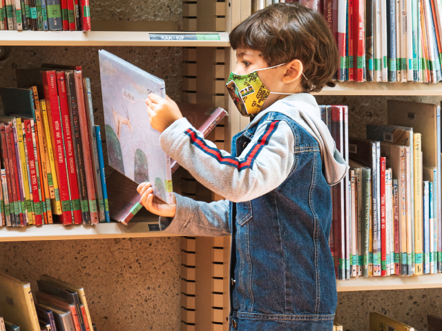 niño eligiendo el libro que va a leer 