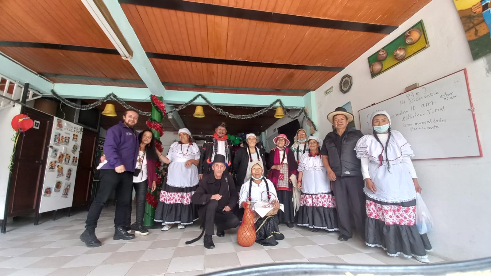 grupo de adultos disfrazados de campesinos