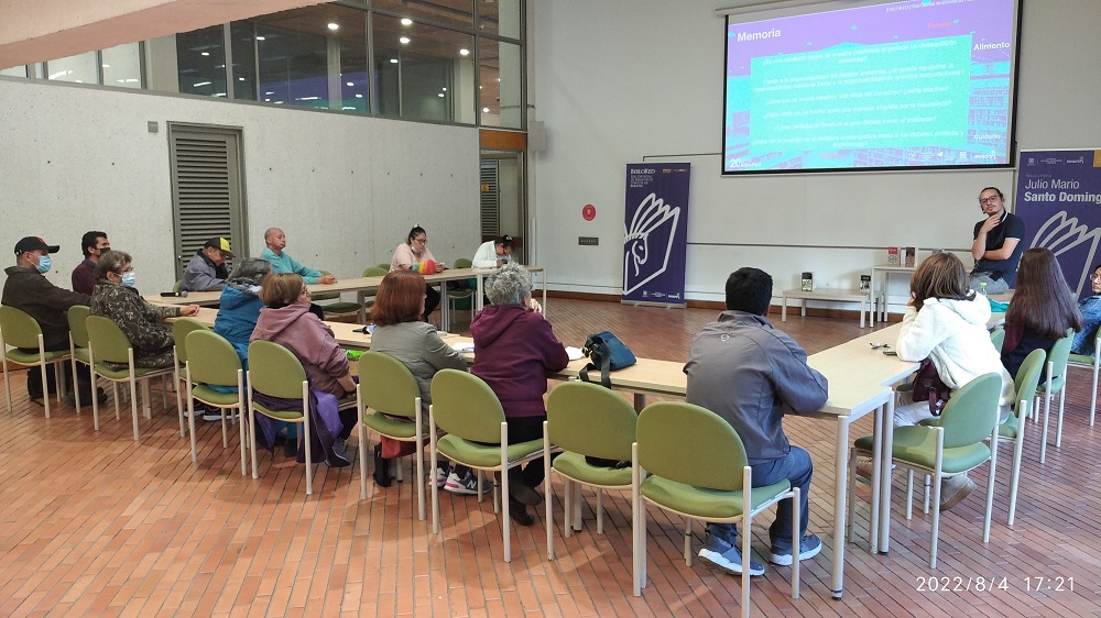 grupo de personas reunidas y hablando entre ellas