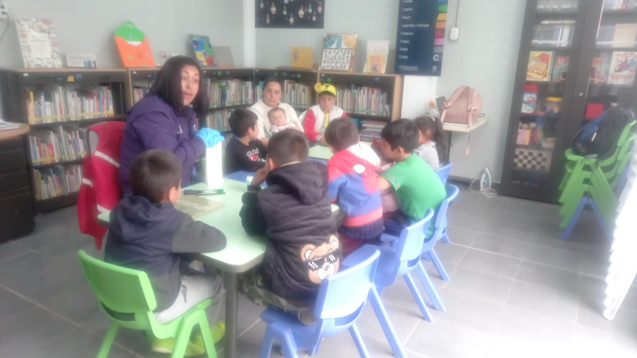 grupo de niñas y niños dibujando 