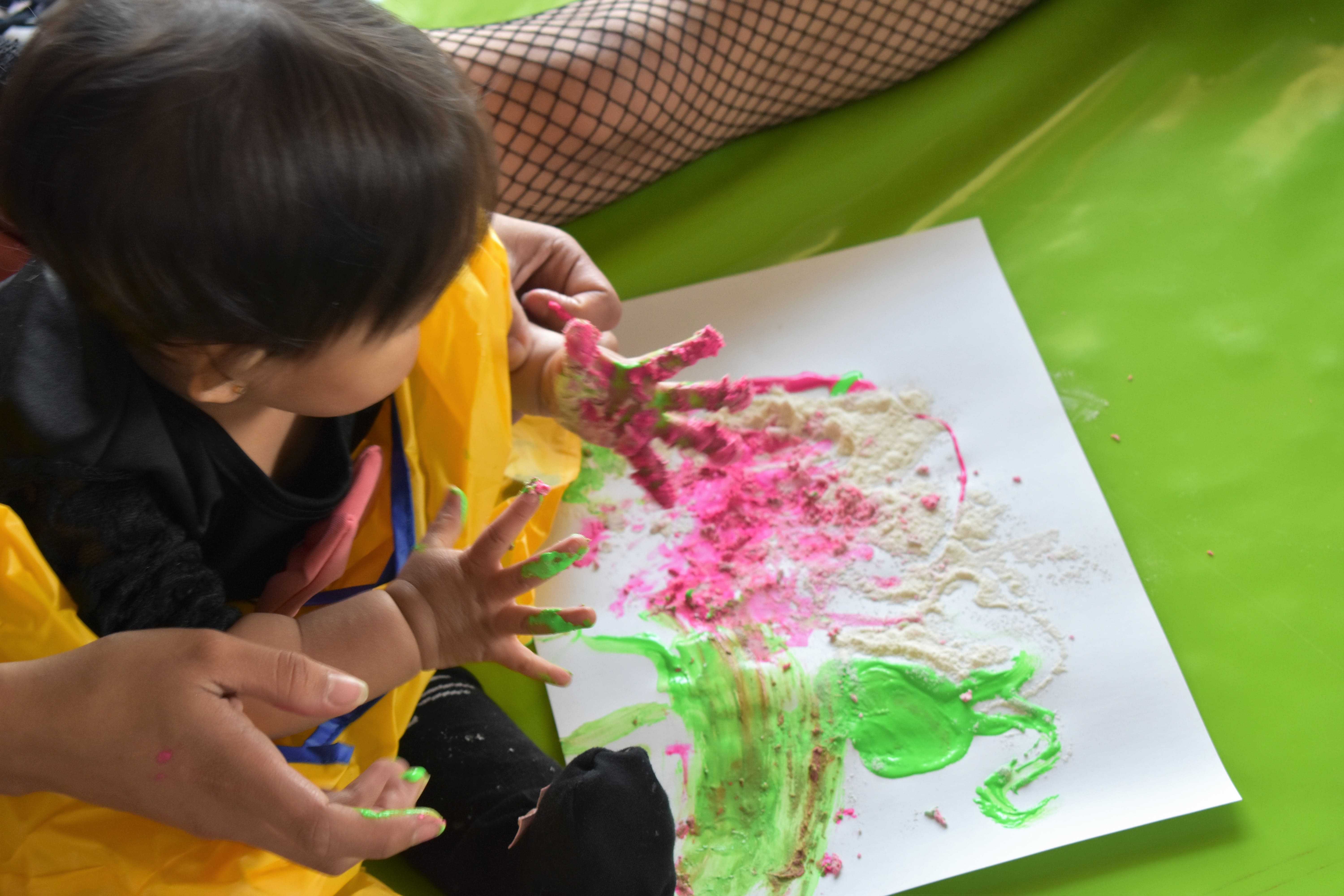 Bebé con las manos pintadas