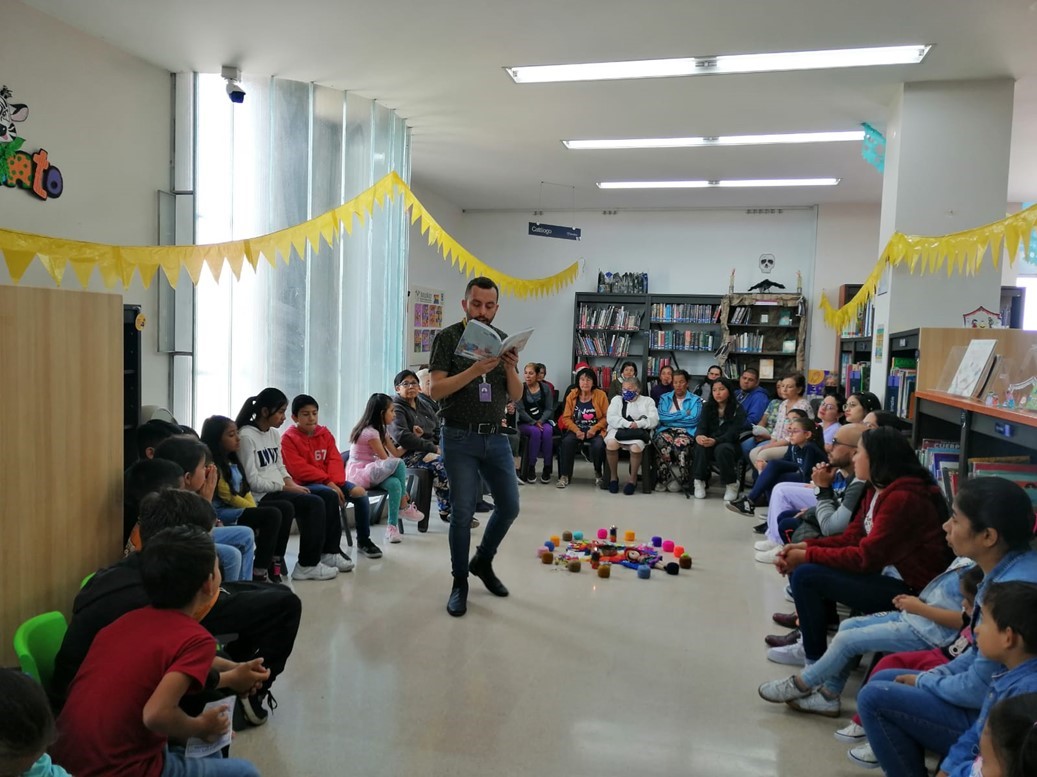 Infancias participando en el club de lectura de la biblioteca