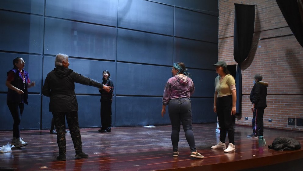 Mujeres participando de actividad en la biblioteca