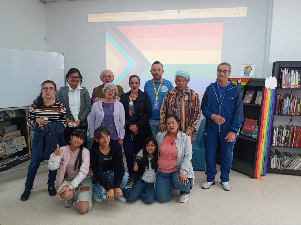 grupo de personas reunidas y posando para la foto