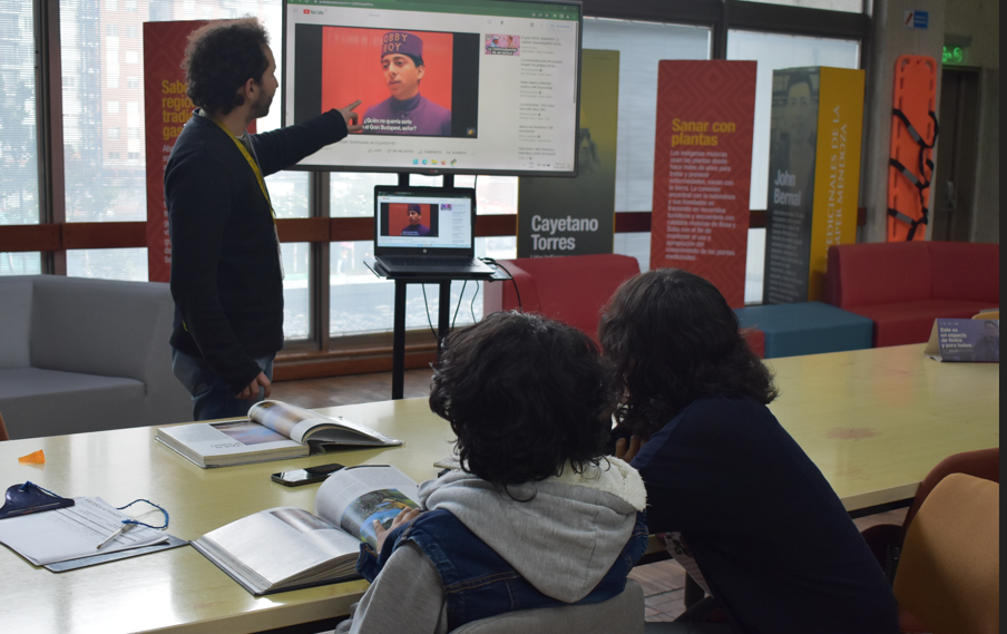 Niños participando de actividad en la biblioteca