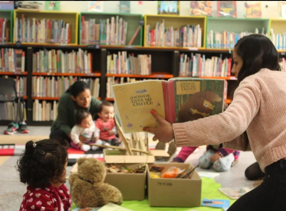 Infancias participando en experiencias lúdicas en la biblioteca