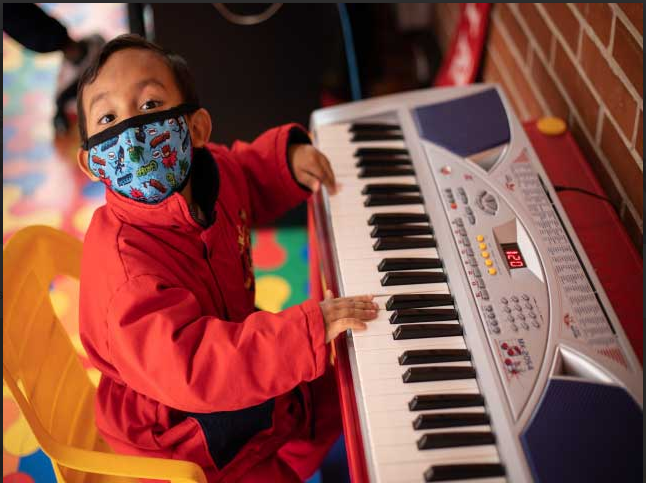 Niño tocando piano