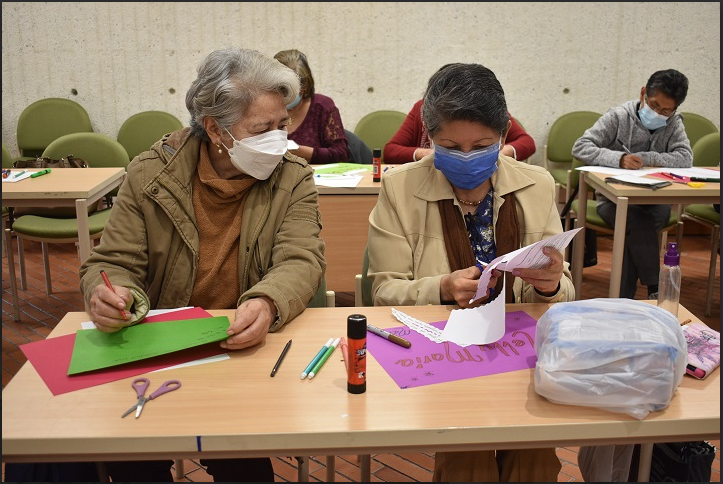 Adultas mayores participando de actividad en la biblioteca