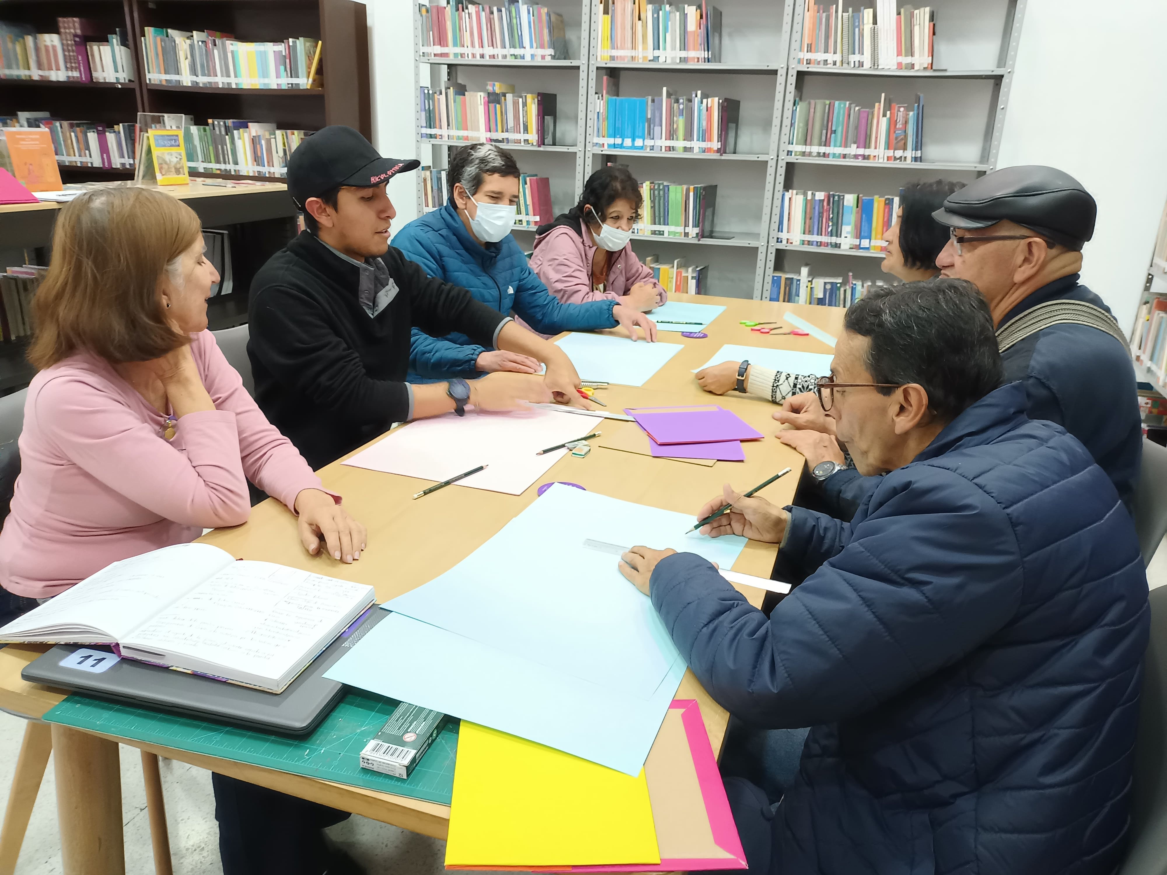 Adultos participando de actividad en la biblioteca