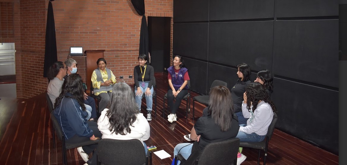 grupo de adultos sentados en círculo hablando entre ellos