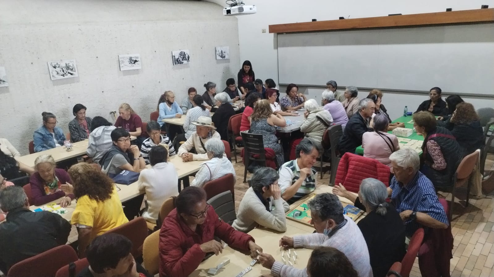 Adultos participando de club de lectura