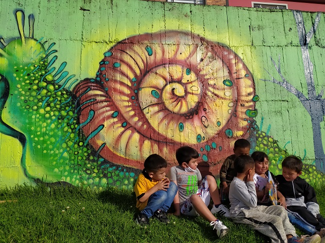 Niños sobre un mural