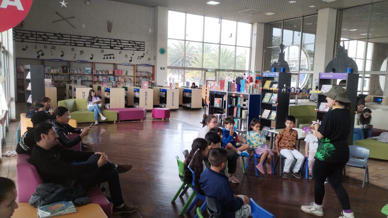 Familias participando en el club de lectura infantil de la biblioteca