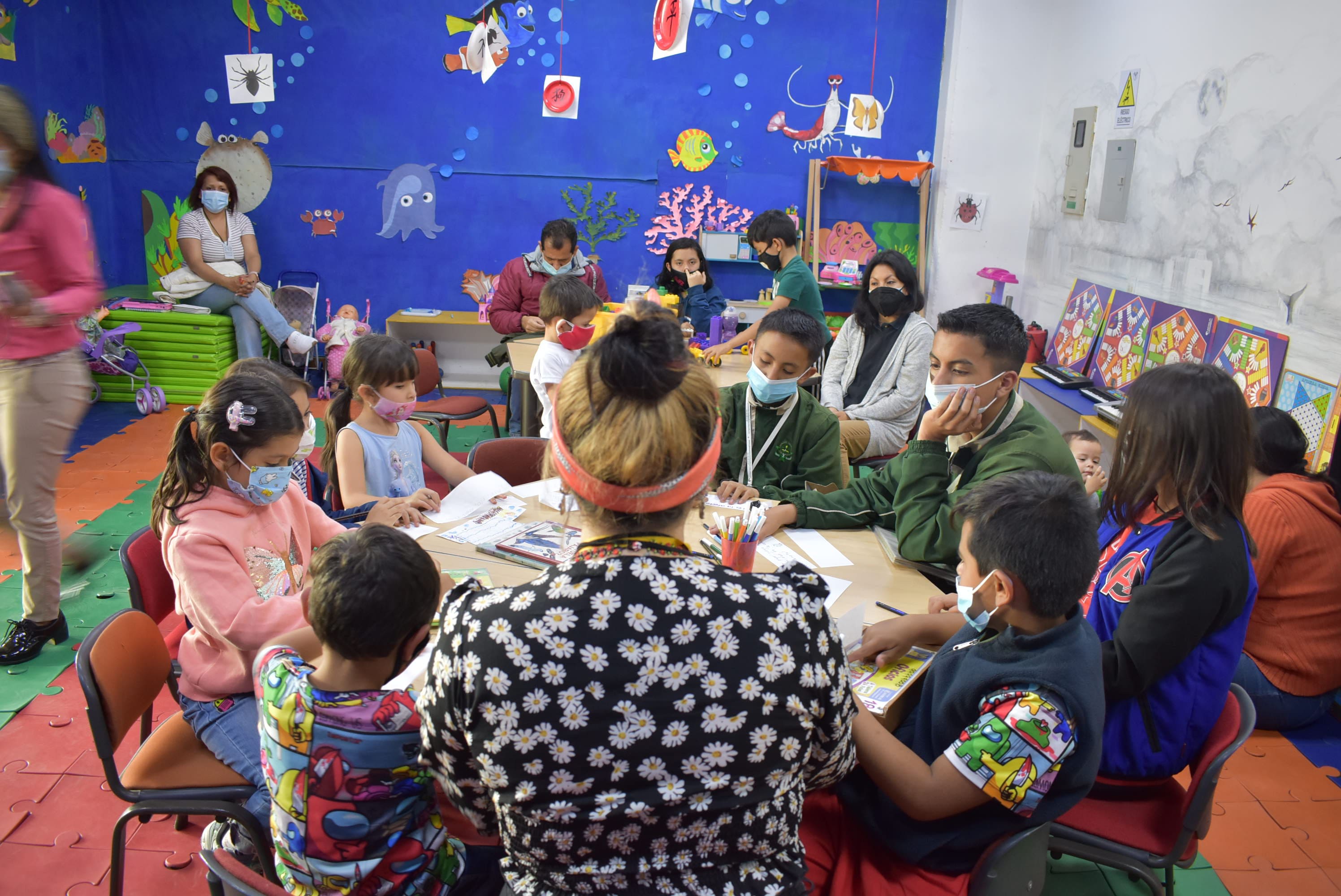 Infancias participando en actividades de la biblioteca