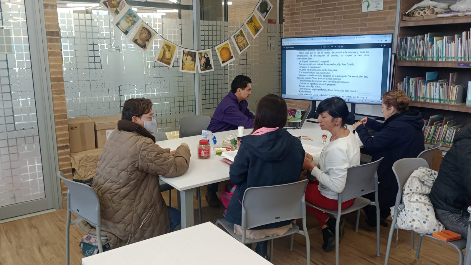 grupo de adultos reunidos frente a un televisor