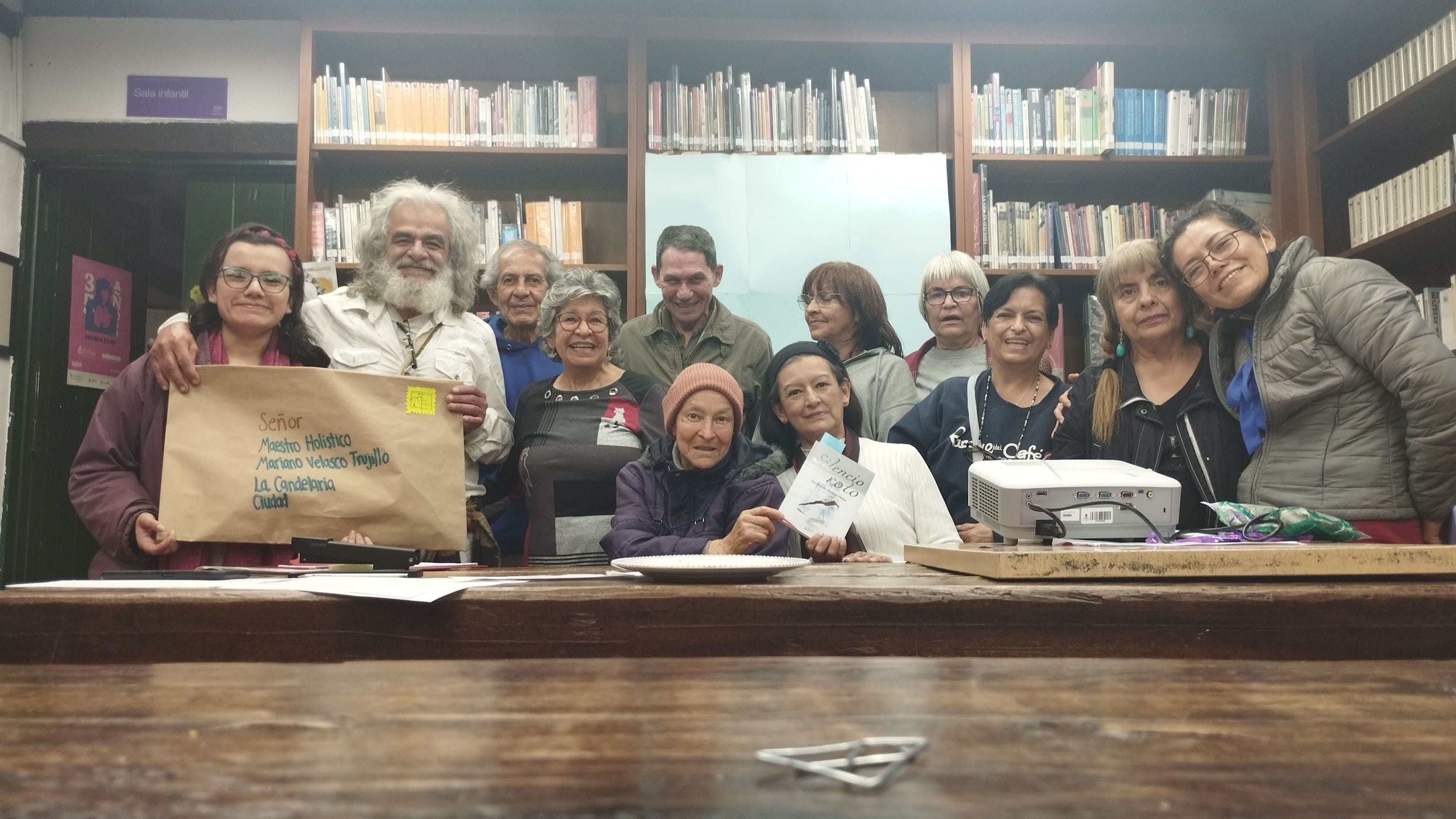 Adultos mayores participando de actividad en la biblioteca