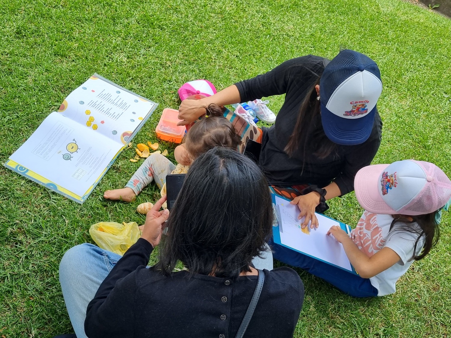 Familias participando en el laboratorio de escritura de la biblioteca