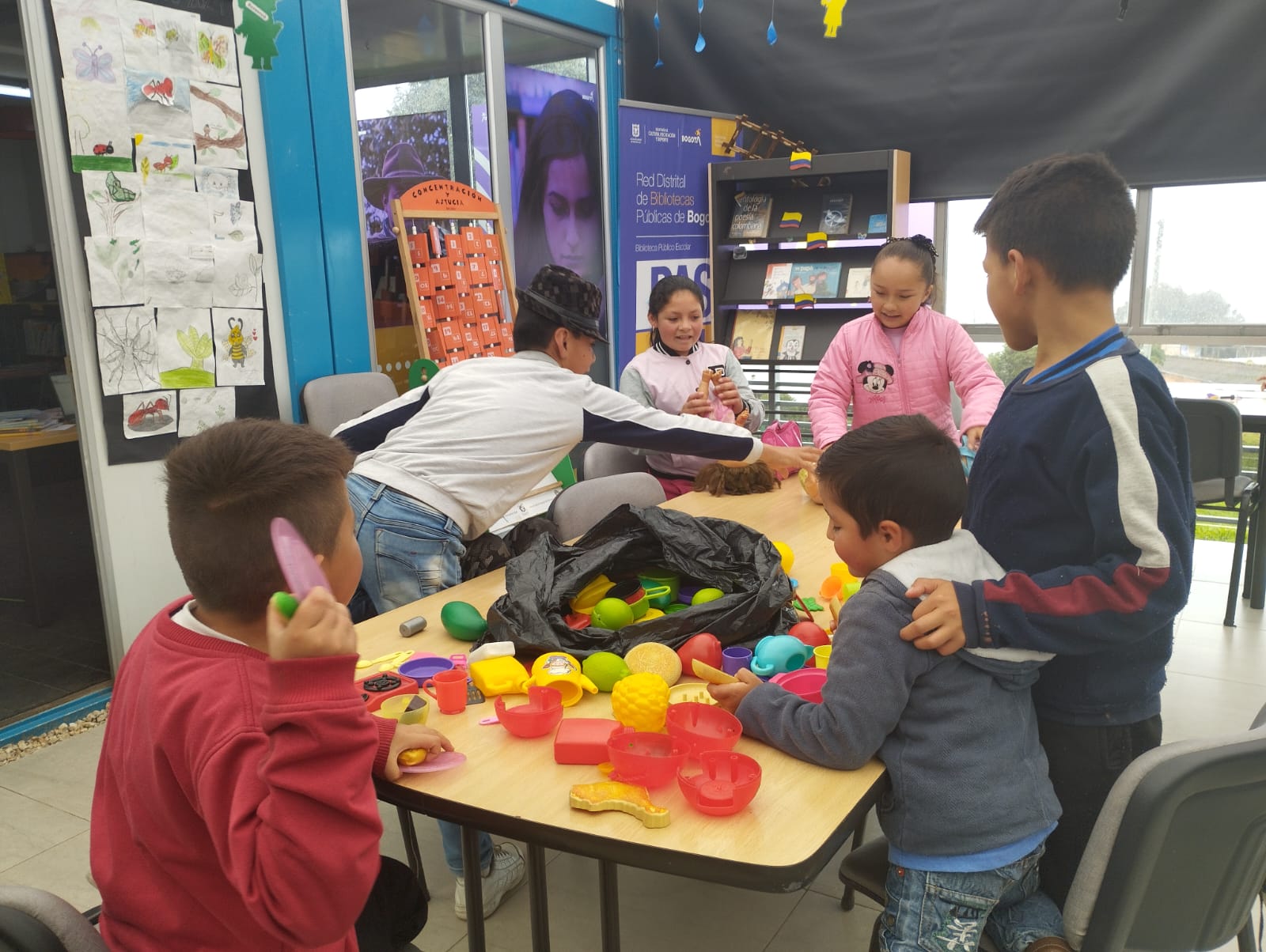 grupo de niños jugando con pelotas de plastico de colores