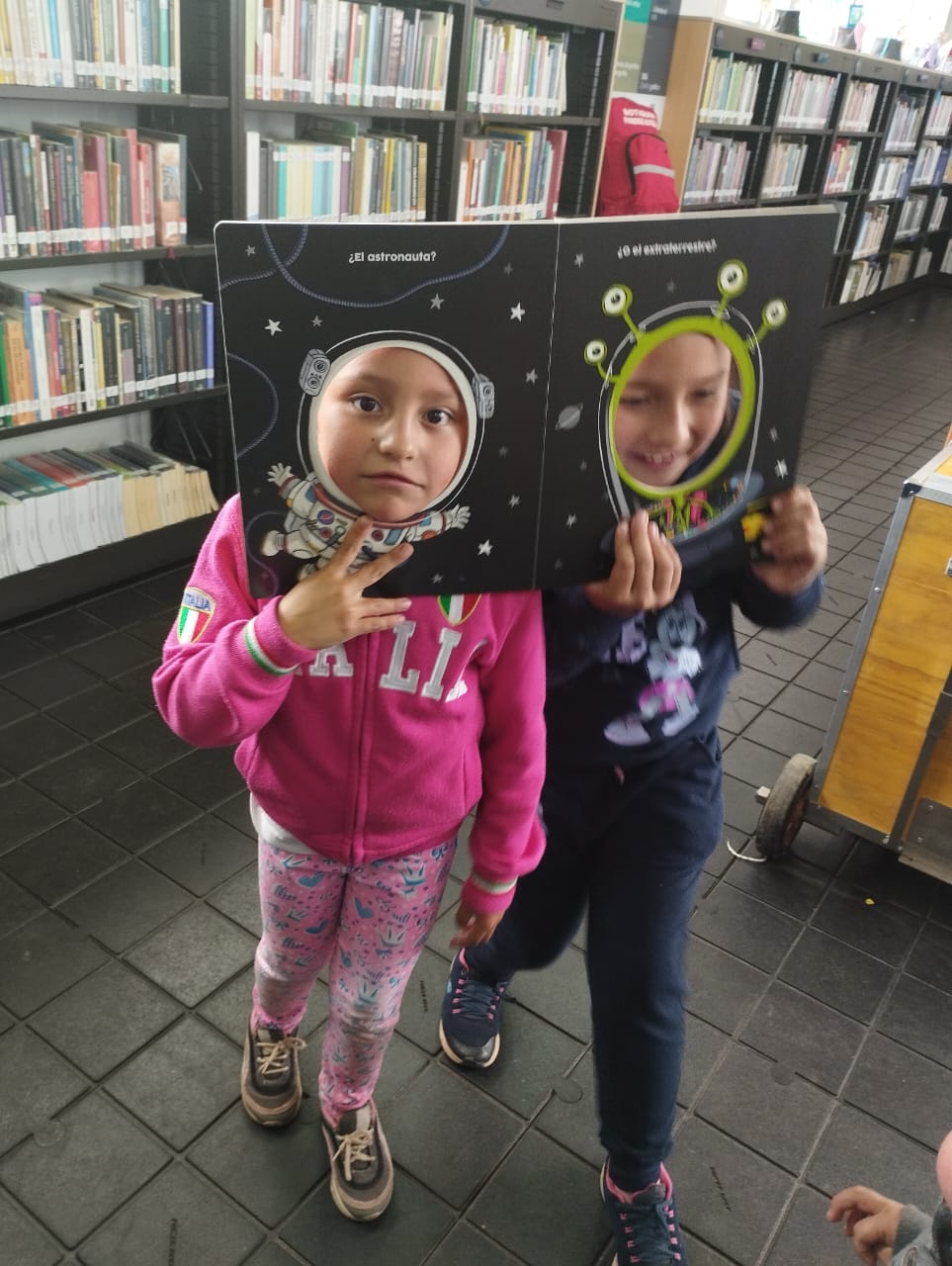 Infancia participando en actividades lúdicas en la biblioteca