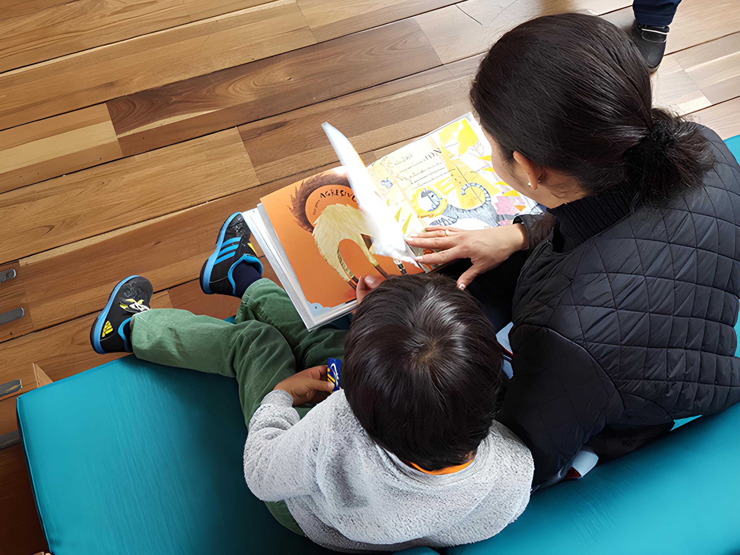 Familia leyendo un cuento en la sala de la biblioteca