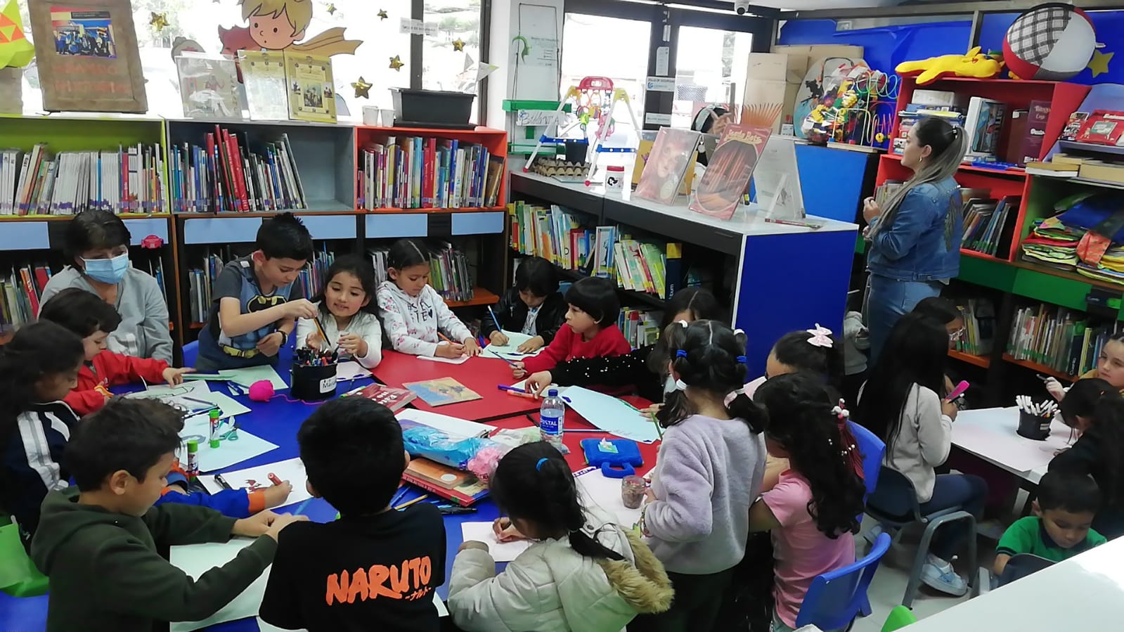 infancias participando en el club de lectura infantil en la biblioteca