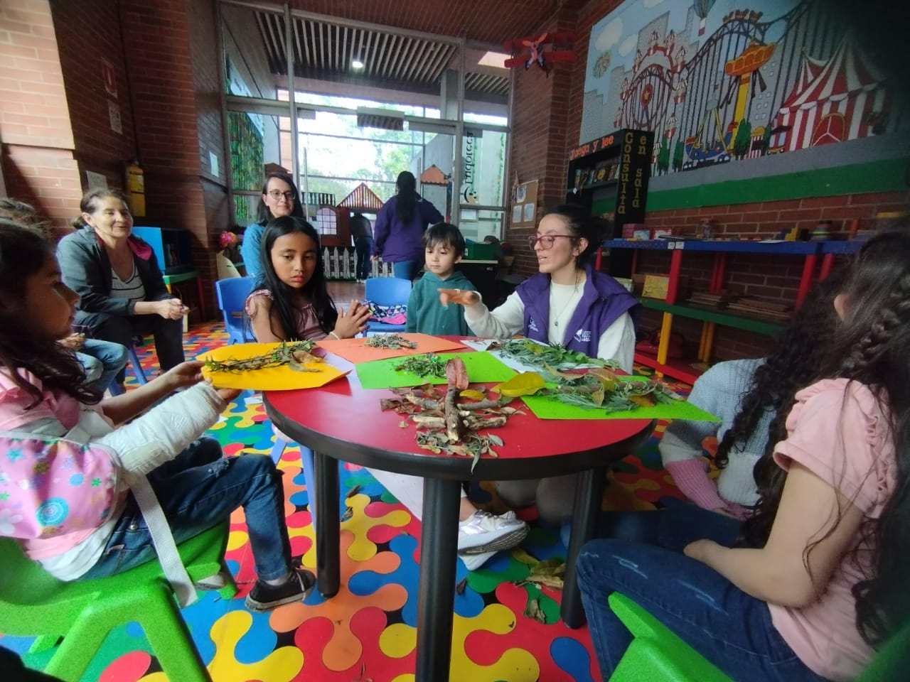 Niñas jugando con cartón