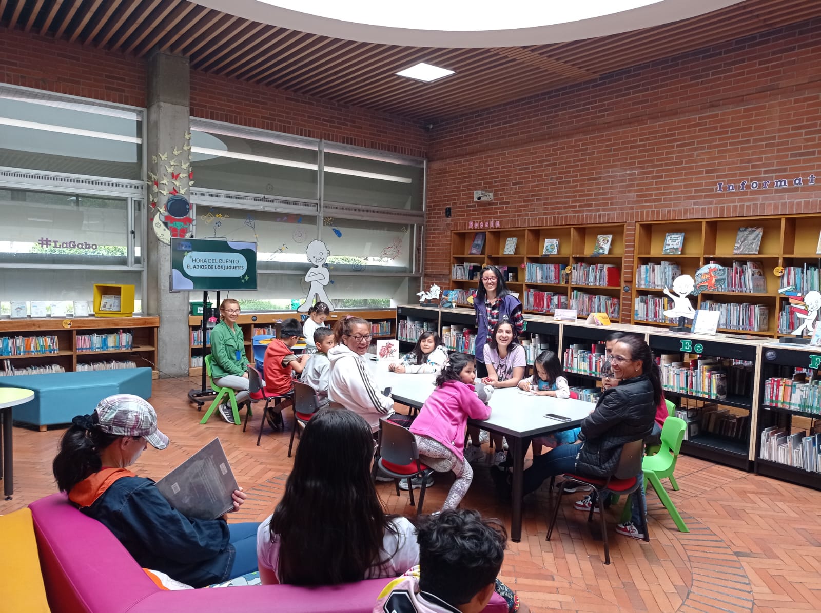 Familias participando en experiencias lúdicas en la biblioteca