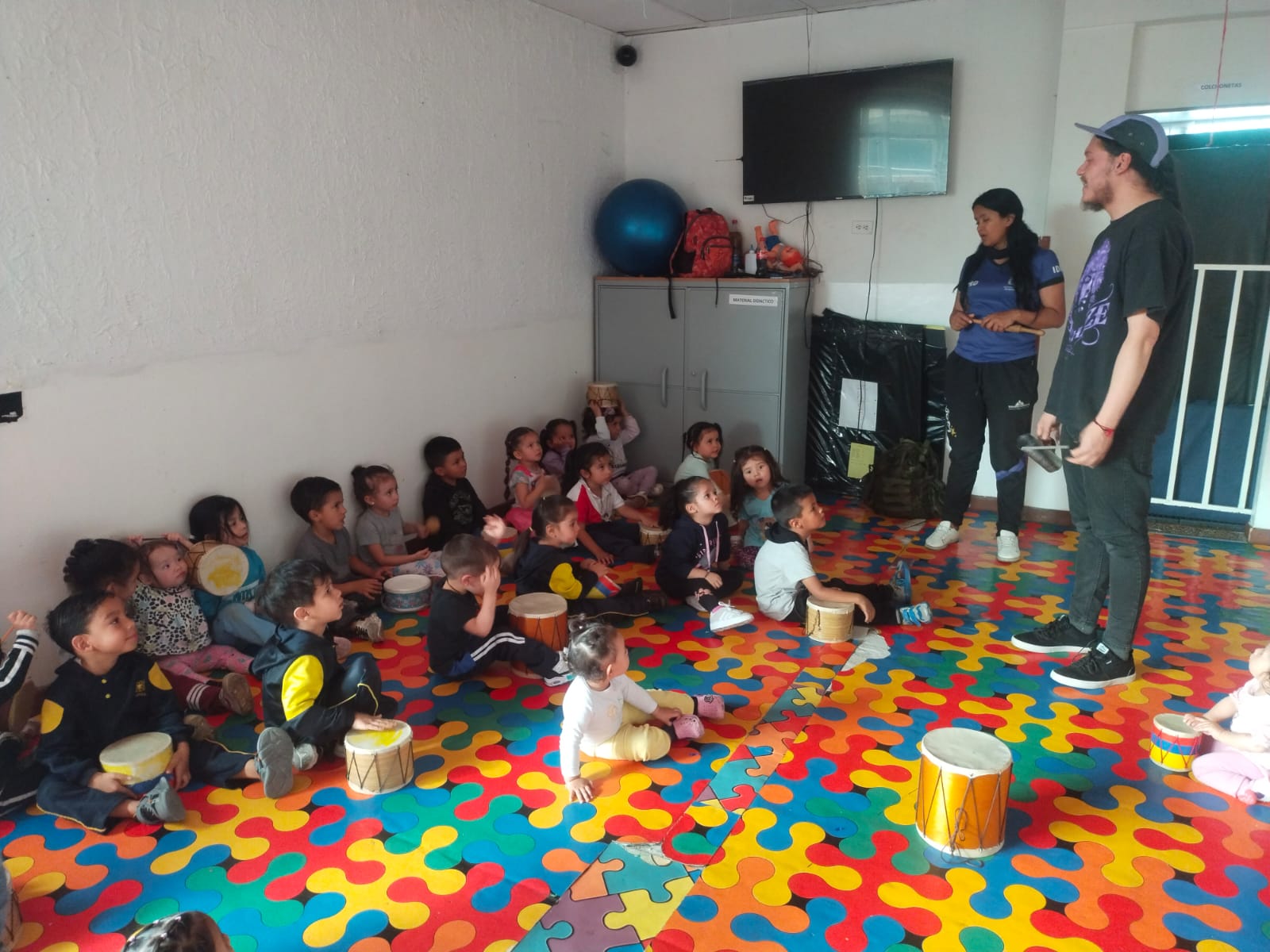 Niños y niñas escuchando