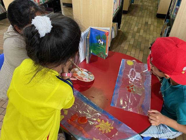 Niñas y niños participando de actividades