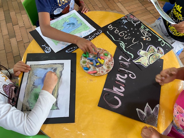 Niños participando de actividades en la biblitoeca