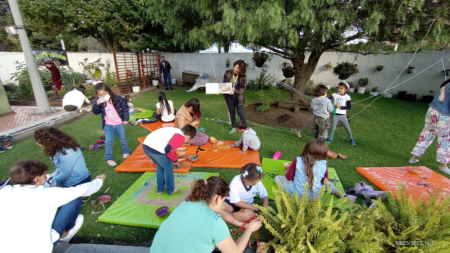 Niños y niñas jugando con plantas