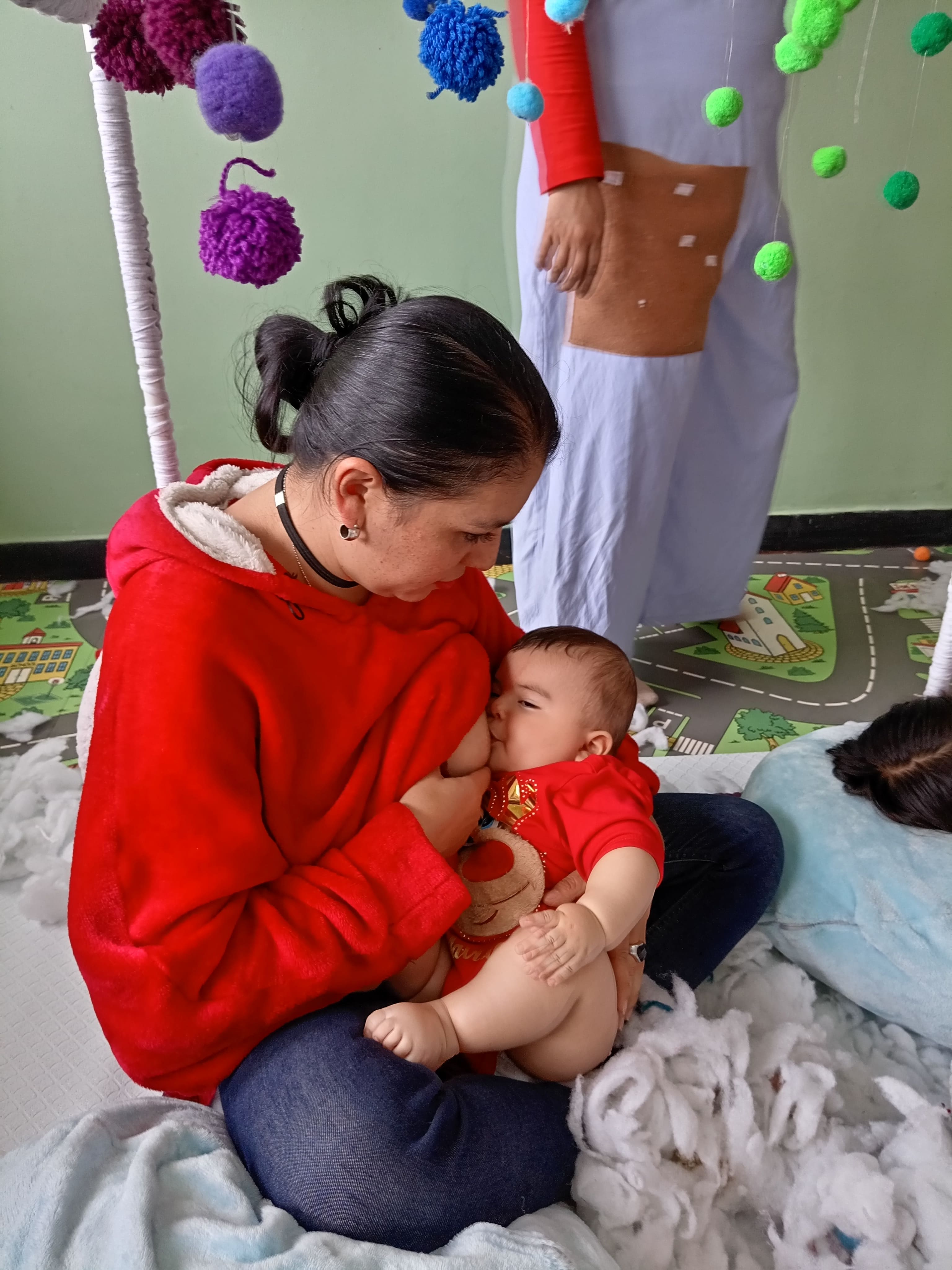 una mujer amamantando a su hijo 