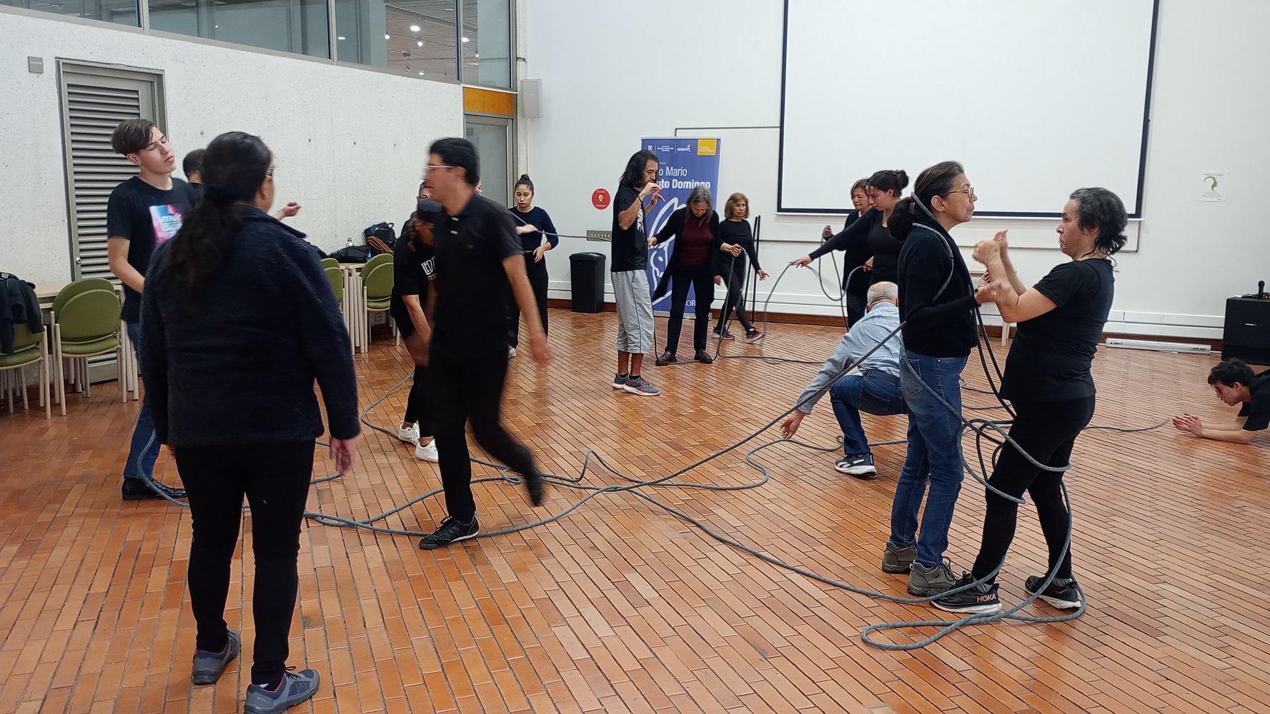 grupo de adultos improvisando en un taller de teatro