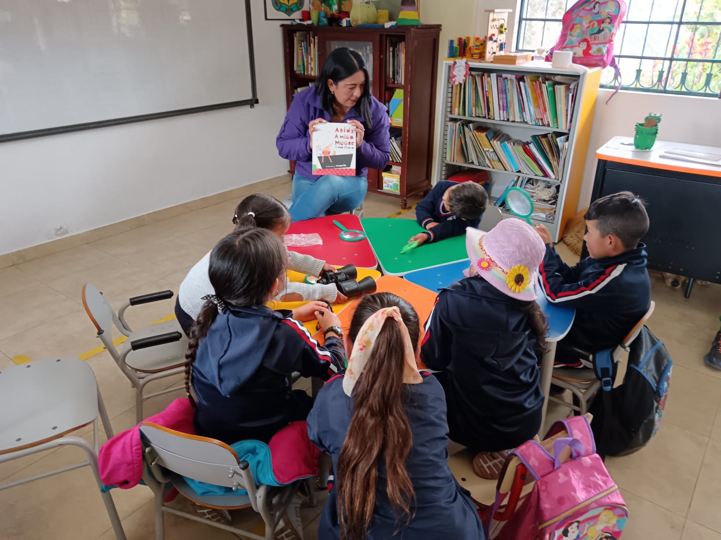 Infancias participando en el club de lectura infantil de la biblioteca