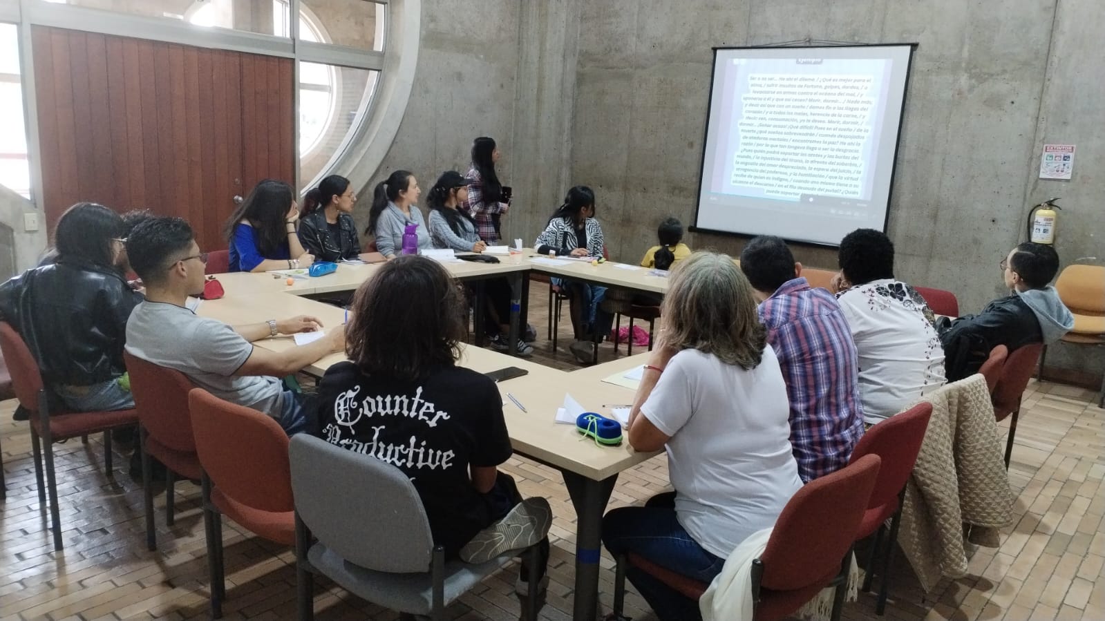 Personas en la biblioteca participando en el Laboratorio de escritura