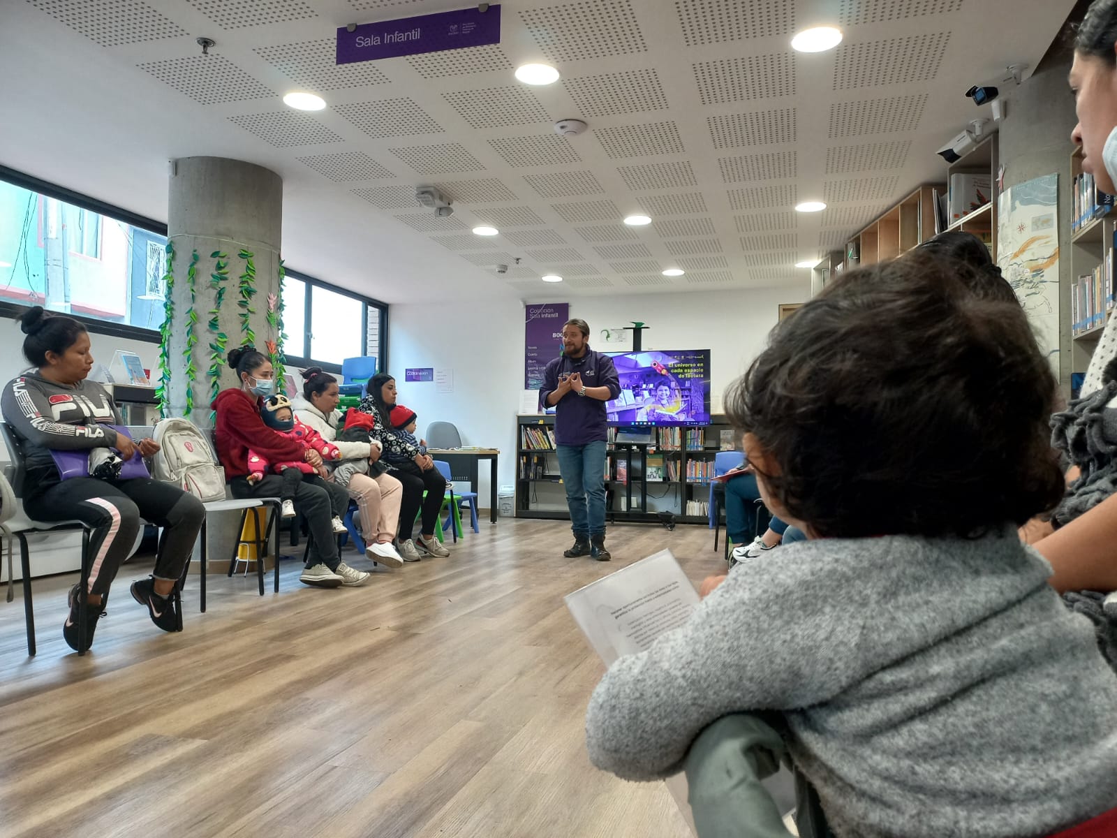 Niños con cuidadores escuchando una lectura