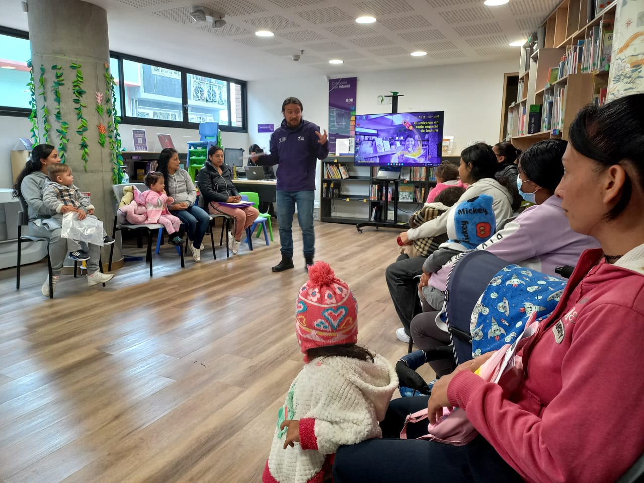 Niños y niñas participando de actividad en la biblioteca. 