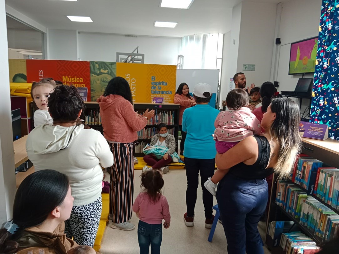 Bebés participando de actividad en la biblioteca