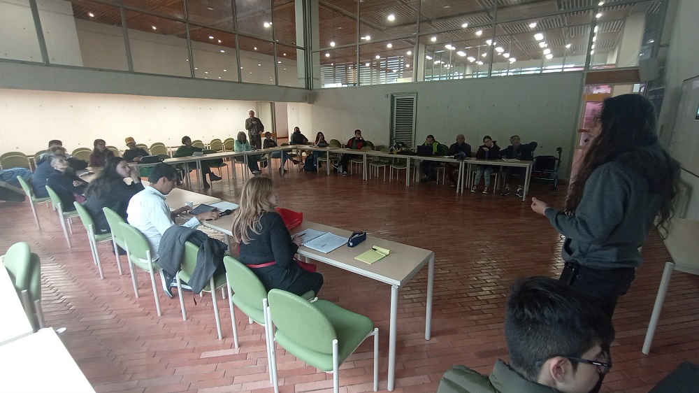 Usuarios participando en el laboratorio de escritura en la biblioteca