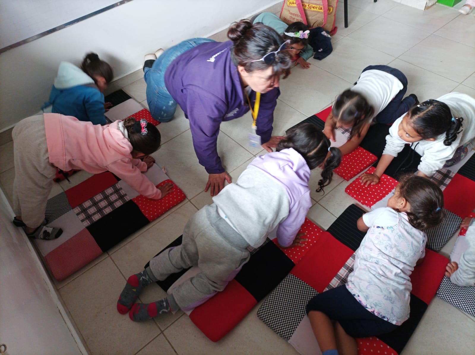 grupo de niños en una clase de yoga