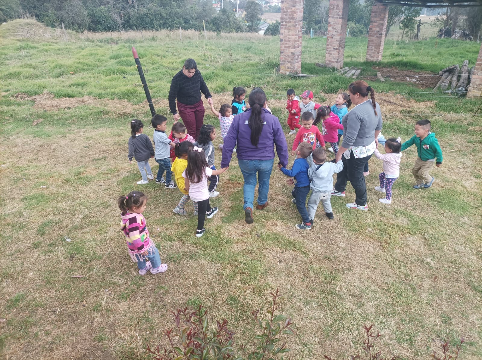 Niños y niñas participando de una actividad al aire libre